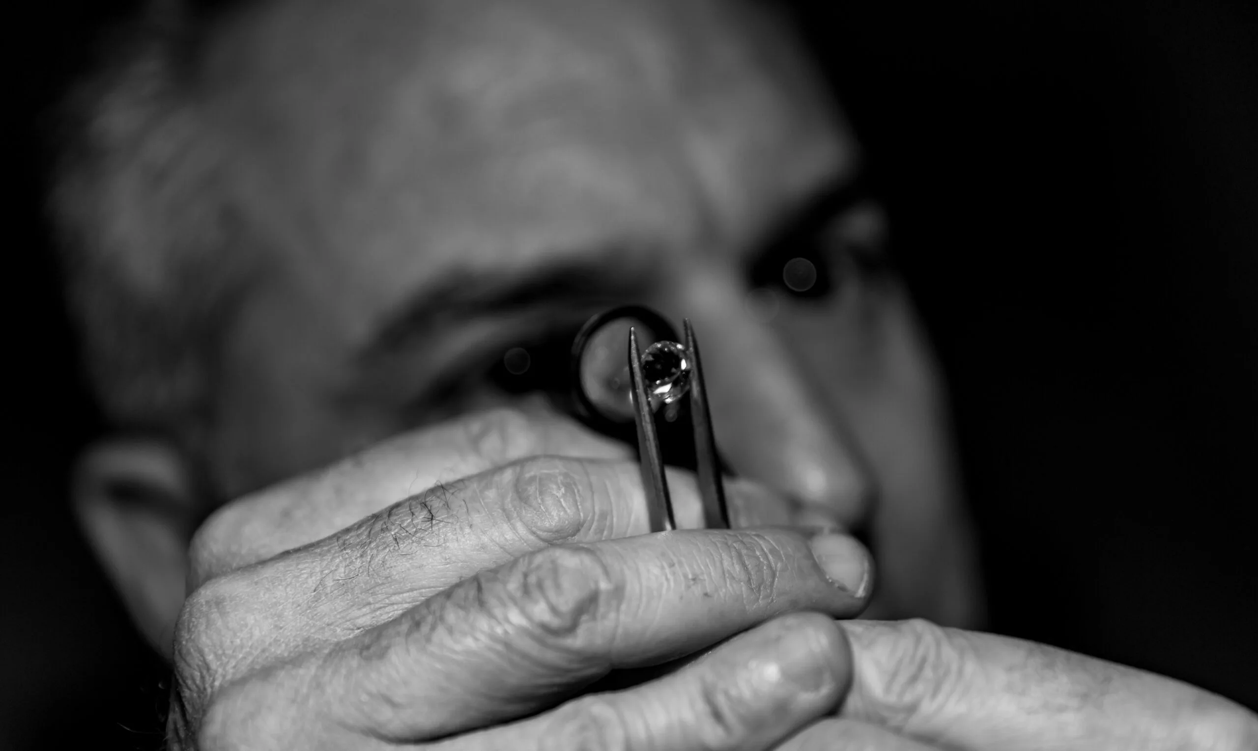 Perito gemmologo che valuta dimanate