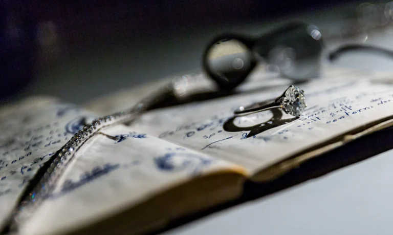 Taccuino per perizia gioielli con anello con dimante